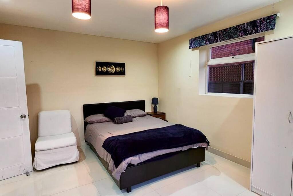 6 Bedroom Spacious Villa, Free Parking Byfleet Exterior foto