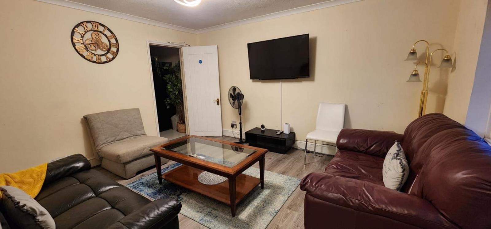 6 Bedroom Spacious Villa, Free Parking Byfleet Exterior foto