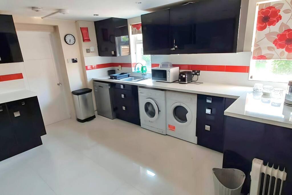 6 Bedroom Spacious Villa, Free Parking Byfleet Exterior foto